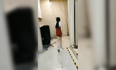 女子大生の雌犬はマスターの任務を完了するためにニップルクランプを付けて男子トイレに行き自慰行為をする