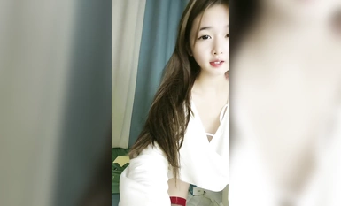 【小魚塘】蘿莉女神 粉嫩鮑魚穴 脫衣裸舞 按摩棒自慰 (9)