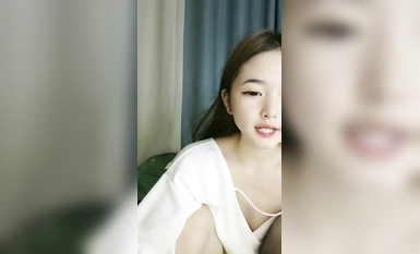 【小魚塘】蘿莉女神 粉嫩鮑魚穴 脫衣裸舞 按摩棒自慰 (9)