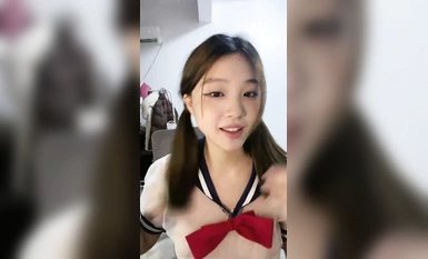 [Yi Yi Meng] 柔らかく美しい少女が裸で踊り、オナニーして白い汁を噴き出す (1)