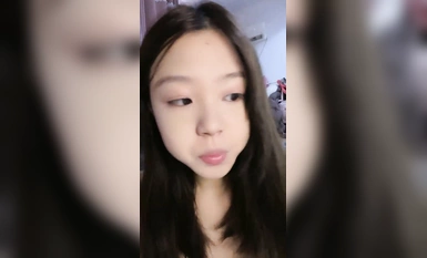 【伊伊萌】嫩逼美少女 裸舞自慰 白漿噴尿 (9)