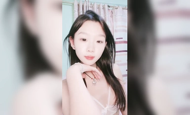 隣の無邪気な女の子はイチゴを食べるのが大好きで、激しく踊り、セックスし、オナニーする (10)