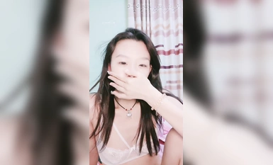 隣の無邪気な女の子はイチゴを食べるのが大好きで、激しく踊り、セックスし、オナニーする (10)