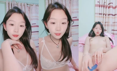 隣の無邪気な女の子はイチゴを食べるのが大好きで、激しく踊り、セックスし、オナニーする (10)