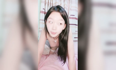 隣の無邪気な女の子はイチゴを食べるのが大好きで、激しく踊り、セックスし、オナニーする (9)