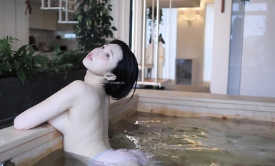 2024年，韓天然爆乳妹【妍雨Yeonwoo – Suika】大西瓜+西瓜奶太炸裂了，游泳池漏點