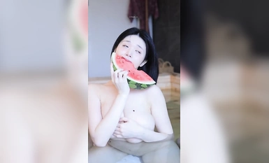 2024年，韓天然爆乳妹【妍雨Yeonwoo – Suika】大西瓜+西瓜奶太炸裂了，游泳池漏點