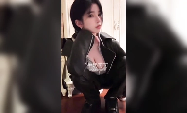 高顏值白富美女教師『牛奶可可』穿的特別淑女的去學校，享受男人對我身體的打量，故意走光給他們驚喜！