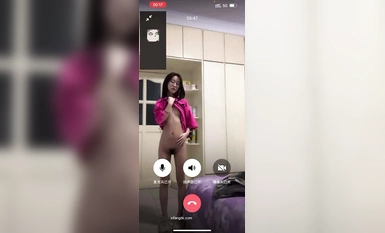 นักศึกษาสาวที่มีใบหน้าแตกต่าง ผู้สนับสนุนใช้เงินเป็นจำนวนมากเพื่อปรับแต่งมัน เธอเชื่อฟังและบริสุทธิ์มาก และเธอเป็นนักเรียนที่ใส่แว่น [Li Jiaqi] เธอมีวิดีโอคอลแบบจ่ายเงิน 1 ต่อ 1 และเธอก็มีทุกอย่าง พฤติกรรมลามกอนาจารที่บ้านและเธอก็หยิบน้ำผลไม้ออกมา (2)