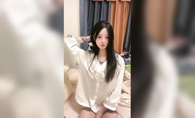 【小蝴蝶会飞】校花下海！颜值天花板女神道具狂插(1)