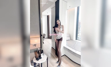 2024年秀人骚逼【心妍小公主】白色亮面连裙无内黑丝，正面全裸，水滴大奶子，阴毛浓密