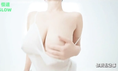 10月の最新商品です！ Twitter のトップの巨乳美女 [TuTuTuGirls] には小道具があり、その大きな胸が震えています (5)。