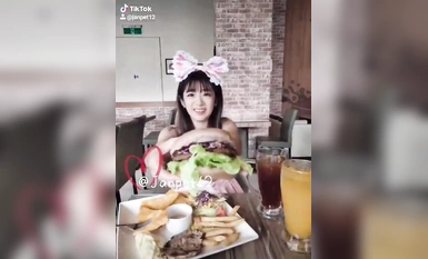 最新10月のサブスクリプションシェア！ Twitterで顔を出す最強のポルノ少女、一人の少女が多くの男たちに挑む、最高のビッチ【ヤン・リトル・ラビット】プライベート写真集(1)