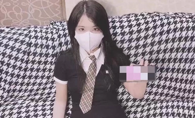 隣の無邪気でかわいい女の子「シャオ・ミンアー」は、お尻を覆うスカートの下にスリットが開いた黒いストッキングを履いていて、とても対照的な女の子です。