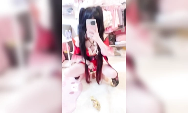 โลลิตัวเมียตัวน้อยผู้ไร้เดียงสา "ขนมปังสีชมพูตัวน้อย" ถูกดึงโดยผมหางม้าแฝดของพี่ชายของเธอและระยำจากด้านหลัง เธอมองที่กระจกสะท้อนแสงตรงหน้าและถูกเย็ดจากด้านหลัง... น่าอับอายมาก