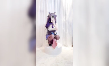 โลลิตัวเมียตัวน้อยผู้ไร้เดียงสา "ขนมปังสีชมพูตัวน้อย" ถูกดึงโดยผมหางม้าแฝดของพี่ชายของเธอและระยำจากด้านหลัง เธอมองที่กระจกสะท้อนแสงตรงหน้าและถูกเย็ดจากด้านหลัง... น่าอับอายมาก