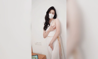 เทพธิดาสุดหล่อ "Fox Buyou" ซึ่งโดยปกติจะเหินห่างและเหินห่างกลายเป็นผู้หญิงเลวตัณหาใต้ไก่ของพ่อหัวโตของเธอและถูกใช้เป็นปืนใหญ่เพื่อสร้างความเสียหาย (2)