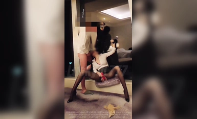 頂級氣質尤物御姐女神『LuckyQL777』綠帽老公開發黑絲OL嬌妻給單男爆操，把極品嬌妻調教成小母狗，全程高能