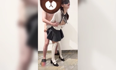 톱 댄서는 정액을 삼키고 암캐에게 재갈을 물리기 위해 다양한 방법으로 훈련을 받습니다.