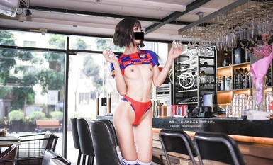 【深夜企劃】極品模特【懂小姐】-世界盃性感足球寶貝火辣露出 酒館釋放天性迷人嬌軀勾引客人