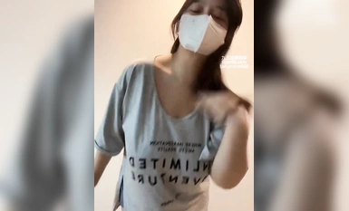 最新10月福利！推特超強I罩杯巨乳反差婊【wrmm520】稀有露臉私拍，露出紫薇抖奶裸舞，最完美炮架子 (1)