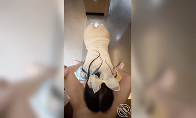 海角社区姐弟乱伦【会喷水的亲姐姐】酒店落地窗前，狂插大姐30岁喷水嫩逼，一幅欠干的骚样子