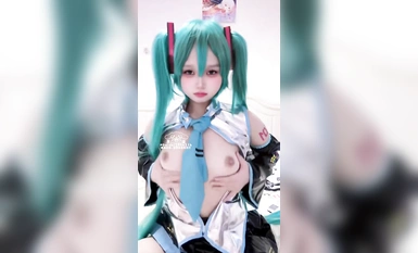 Ipinakita ng magkaibang maliit na asong babae ang kanyang mukha at "pipi" sa labas. Nakalabas at umiihi sa ligaw para sa pagsasanay, ang saya ay tense at kapana-panabik [Part 2] (1)