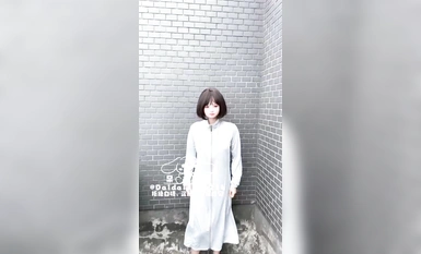 Jalang kecil yang berbeza menunjukkan wajahnya dan "lesu" di luar rumah Dia diberi makan enema oleh bapa pemiliknya dan duburnya diangkat untuk memancut! Terdedah dan kencing di alam liar untuk latihan, keseronokan itu tegang dan mengujakan [Bah