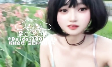 Jalang kecil yang berbeza menunjukkan wajahnya dan "lesu" di luar rumah Dia diberi makan enema oleh bapa pemiliknya dan duburnya diangkat untuk memancut! Terdedah dan kencing di alam liar untuk latihan, keseronokan itu tegang dan mengujakan [Bah