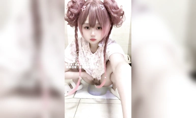 露脸反差小母狗『呆呆』户外被主人爸爸灌肠，翘起小菊花喷射！野外露出尿尿调教，玩的就是紧张刺激[上] (2)