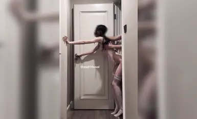 Isteri kecil yang bermaruah dan anggun "G" di Twitter Di mata orang luar, dewi itu hanya jalang kecil yang perlu disentuh.