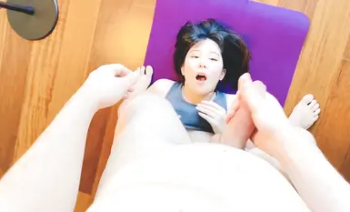 P站百萬粉絲露臉日本網黃「obokozu」看到練瑜伽的妻子性感的屁股，忍不住脫下瑜伽褲埋頭狂舔屁眼