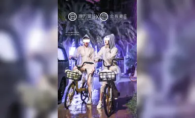 [Projek Lewat Malam] Model terbaik [Li Wanji] - Vakum menaiki kereta kuning kecil pada malam hujan dengan badan seputih salji, punggung yang cantik, payudara dan puki lembut sekilas pandang