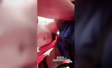 [Foot control cuckold ecstasy] Post-95 cuckold couple’s beautiful leg queen "Xi Mengyao" paid resource "Cuckold couple giving blowjob to a single man together" 3P hookup exposed in public locker room