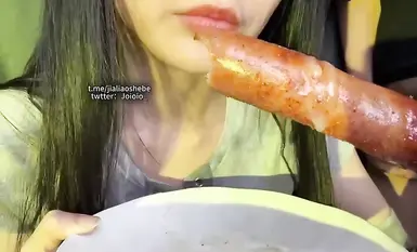 パパの精液ビッチ「ジョジョ ナインティナイン」はパパに激しくイラマチオされました。私が学校で誰かのバイ・ユエグァンだと思うととても恥ずかしくて興奮します。 (1)