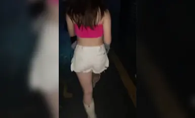 ヒョウ柄のパンティー、黒のストッキングを着た美しいガールフレンドが、カメラの前で男とセックスし、うめき声を上げ、本当にエッチなフェラをしています。大きなペニスで男は彼女を後ろから犯し、卑劣な言葉を言い続けます。