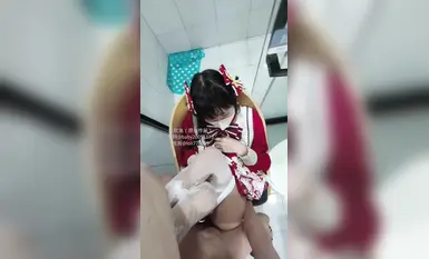 雙馬尾蘿莉美眉【軟軟兔】把逼扒開 爸爸要射了嗎我要受不了了 身材嬌小白絲蘿莉裙 被無套輸出 操尿了 射了一小穴