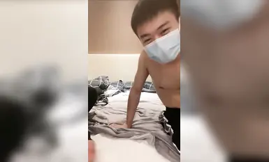 โลลิตัวน้อยที่มีความปรารถนาอันบริสุทธิ์ที่มีผมหางม้าแฝด [Smart Sister] จ้องมองไปที่ร่างกายส่วนล่างของเธอที่หน้ากระจกและรู้สึกละอายใจ เมื่อเธอมองกระจกเท่านั้นที่เธอจะรู้ว่าเธอมีเขามากเพียงใดหลังจากถูกโจมตีไม่กี่ครั้งจากด้านหลัง ขณะยืน