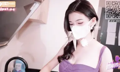 The super-good-looking goddess [Fox Buyao] is a beautiful little stepmother who loves footjobs with her stepson. The super-sexy stepmother rides her in a skirt. Every movement represents a moan.