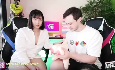 일본 인터넷 포르노 스타 '오보코즈'의 여자친구가 스테이션 P에서 수백만 명의 팬들에게 자신의 얼굴을 보여주고 자신의 몸을 남자친구에게 큰 가슴 인형의 비행기 컵과 비교하는 것은 어떤 경험일까요?