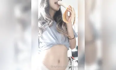 究極反差婊！S級身材留學生【小兔子subby-bunny】OF福利視圖，日常紫薇各種淫態展示，喝點洋墨水就變騷了(2)