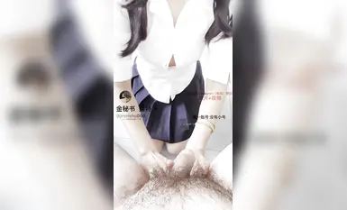 2024年10月，最新福利【邊走邊尿】推特燒婊子【金秘書+蝦米】，極品人妻超市和公園露出，絲襪美腿街頭撒尿！ (2)