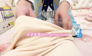 無邪気な雌犬の小さなロリ [Bingling Zixuan] は、COS の服を着たかわいい女の子に乗って、コンドームなしで父親に中出しされます。膣はとても濡れていて、コントラストが非常に高いです。