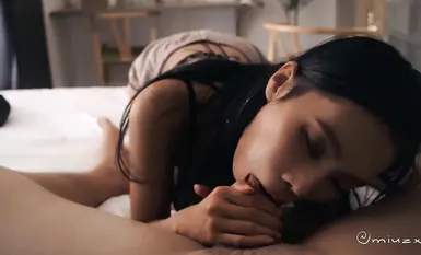 Teman wanita panas gadis kontras Vietnam "Miuzxc" membangunkan saya pada siang hari dan meniduri saya dua kali dengan badan seksinya.