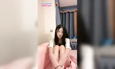 Dewi model rata yang terbaik menjilat kepala dan berpose, mengikat pukinya dan melancap, menggoda rakan seksnya, menunggangnya tanpa kondom, dan wanita berpayu dara besar dan selekeh menjilat dan mengusik zakar, melakukan hubungan seks yang sengit dalam p