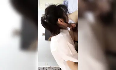 美少女JK【江南一の愛想】よく見えますね、大きく見えませんか、私は顔の写真を撮らなかったので、私はスリムな体型をしていて犯されました。家でコンドームなしで巨根に中出しされて喘ぎが止まらなかった。