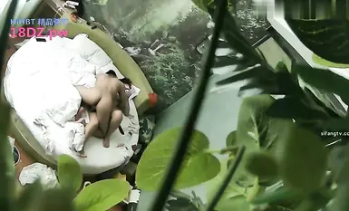 Video siluman seorang wanita muda yang cantik berpinggang besar dan payudara besar masuk ke dalam bilik dengan bosnya, menjilat satu sama lain secara menyerang dan bertahan, dan merangkap tanpa kondom / lelaki bercermin mata kolej menghalangnya yang langs