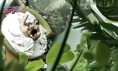 큰 허리와 큰 가슴을 가진 아름다운 젊은 여성이 상사와 함께 방에 체크인하고, 공격적이고 방어적으로 서로를 핥고, 날씬하고 흰 피부, 큰 가슴의 여자친구를 구속하는 대학 안경을 쓴 콘돔/남자 없이 커밍을 하는 장면을 도난당한 녹음입니다. 호텔에서 다양한 자세로 목구멍을 깊게 박고 섹스하는 등 09