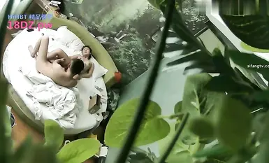 Video siluman seorang wanita muda yang cantik berpinggang besar dan payudara besar masuk ke dalam bilik dengan bosnya, menjilat satu sama lain secara menyerang dan bertahan, dan merangkap tanpa kondom / lelaki bercermin mata kolej menghalangnya yang langs