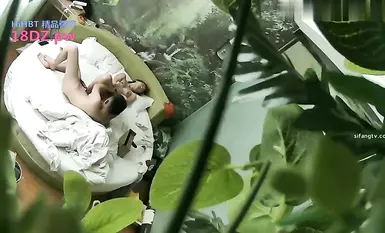 Video siluman seorang wanita muda yang cantik berpinggang besar dan payudara besar masuk ke dalam bilik dengan bosnya, menjilat satu sama lain secara menyerang dan bertahan, dan merangkap tanpa kondom / lelaki bercermin mata kolej menghalangnya yang langs